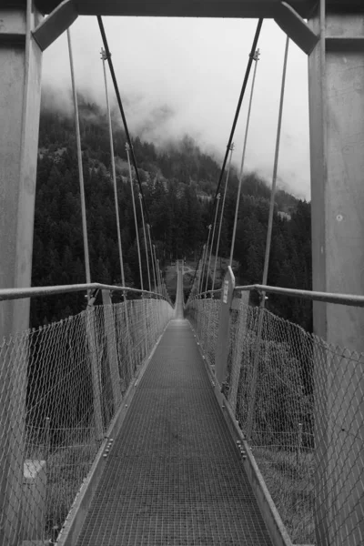Uma Imagem Tons Cinza Ponte Suspensa Nos Alpes Austríacos — Fotografia de Stock