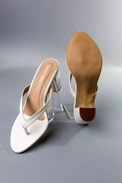 Paar Schuhe Auf Weißem Hintergrund — Stockfoto