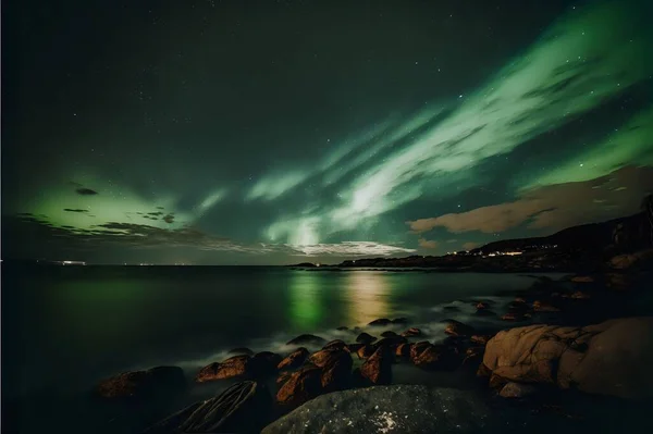 Скалистое Побережье Море Отражающее Зеленый Свет Северного Сияния Ночью — стоковое фото