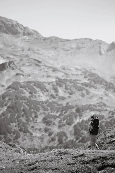 Tiro Vertical Homem Escalando Montanhas Vorarlberg Áustria — Fotografia de Stock