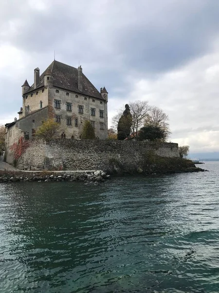 Vertikal Bild Yvoire Castle Mot Sjö Molnig Dag Frankrike — Stockfoto