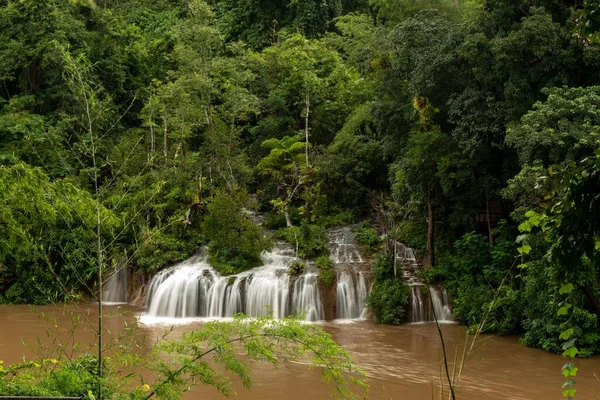 タイの常緑樹林にあるサイヨク ヤイ滝の景観 — ストック写真