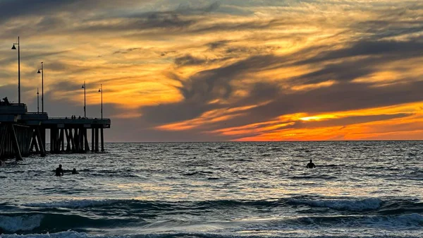 Πολύχρωμο Ηλιοβασίλεμα Φωτίζει Την Παραλία Προβλήτα Και Τον Ωκεανό Στο — Φωτογραφία Αρχείου