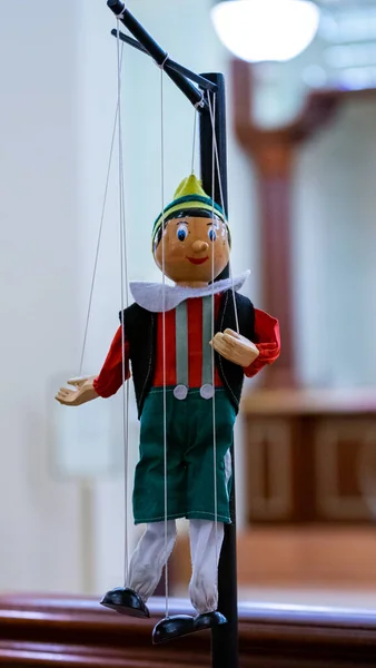 Egy Közelkép Egy Pinokkió Babáról Ami Disney Hotel Halljában Lóg — Stock Fotó