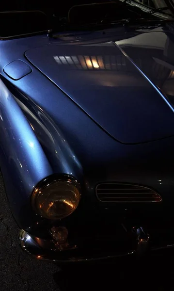 Klasik Mavi Bir Arabanın Detaylarının Dikey Çekimi — Stok fotoğraf