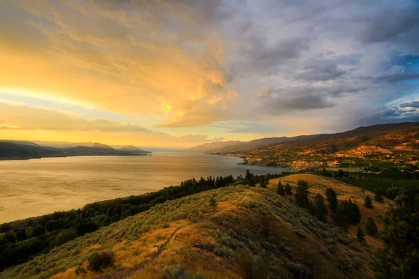 Μια Θέα Τοπίο Της Λίμνης Okanagan Και Naramata Bench Αμπελώνες — Φωτογραφία Αρχείου