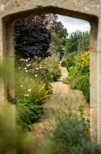 イギリスの美しい緑のRousham庭園での歩道の垂直ショット — ストック写真