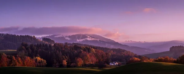 Eine Erstaunliche Aufnahme Von Feldern Wäldern Und Bergen Morgengrauen — Stockfoto
