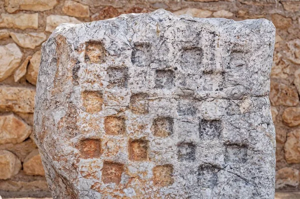 Taş Bir Duvarın Önüne Yerleştirilmiş Büyük Bir Kaya — Stok fotoğraf