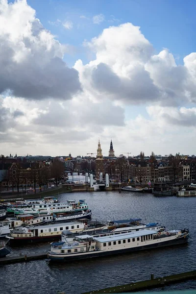 Grandi Barche Canale Amsterdam Con Paesaggio Urbano All Orizzonte Sotto — Foto Stock