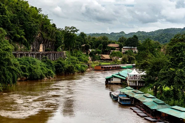 Malebný Výhled Klidnou Řeku Kwai Obklopenou Tradičními Rafty Věčně Zelenou — Stock fotografie