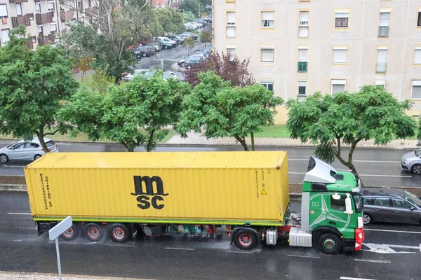 雨の日と道路に黄色のコンテナを持つトラック — ストック写真