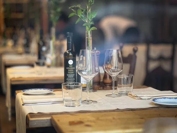 テーブルの上にワインと眼鏡をかけた2人用のレストランテーブル — ストック写真