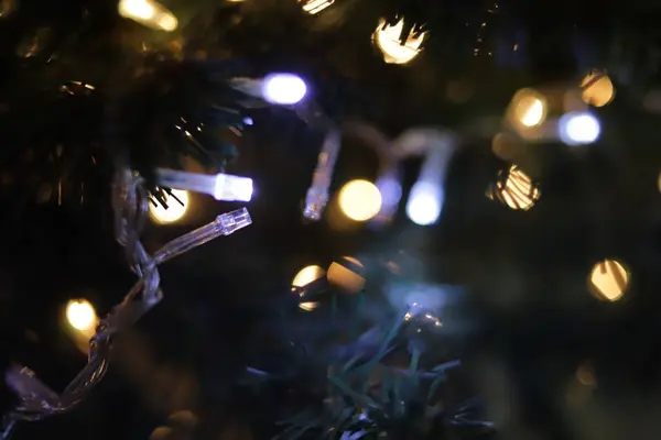 Arbre Noël Lumières Jaune Bleu Horizontal Gros Plan — Photo
