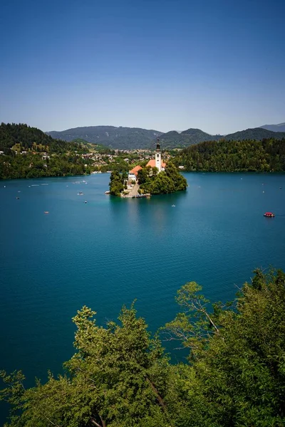 Paysage Île Bled Avec Des Collines Verdoyantes Autour Slovénie Plan — Photo