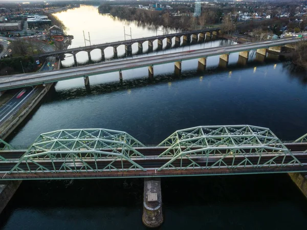 ニュージャージー州を背景に日の出とトレントンの街並みで川にかかる吊り橋のドローンショット — ストック写真