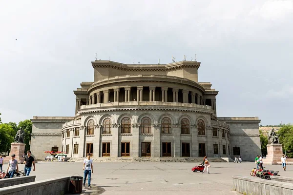Армянский Национальный Театр Оперы Балета Окружении Зеленой Травы Деревьев — стоковое фото