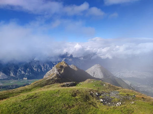 Μια Όμορφη Λήψη Βουνών Και Κοιλάδων Κάτω Από Ένα Συννεφιασμένο — Φωτογραφία Αρχείου