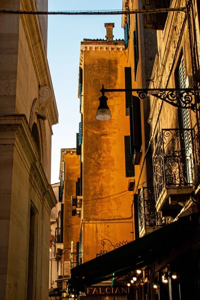 Eine Vertikale Aufnahme Einer Schmalen Straße Zwischen Traditionellen Häusern Venedig — Stockfoto