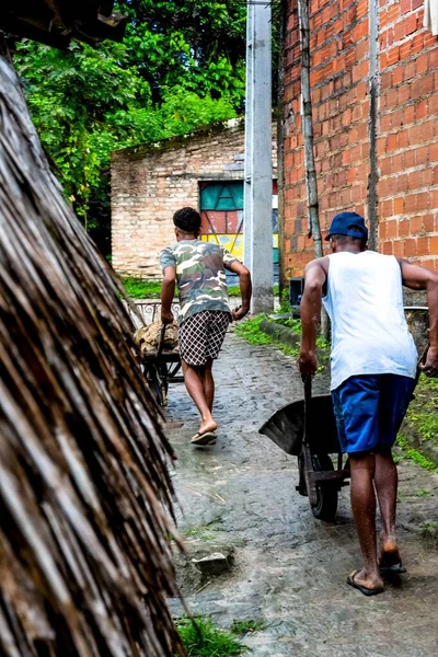 Dva Muži Dělníci Převážející Zboží Obchodu Ulicemi Aratuipe Bahia — Stock fotografie