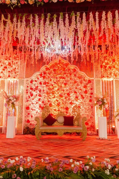 Вертикальный Снимок Роскошного Дивана Большой Комнате Украшенной Свадьбы Гуруграме Индия — стоковое фото