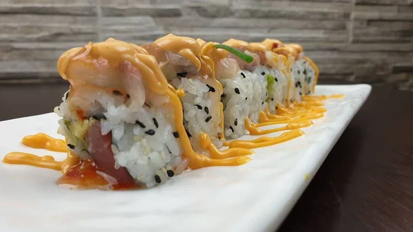 Großaufnahme Einer Üppigen Portion Sushi Brötchen Einem Japanischen Restaurant — Stockfoto