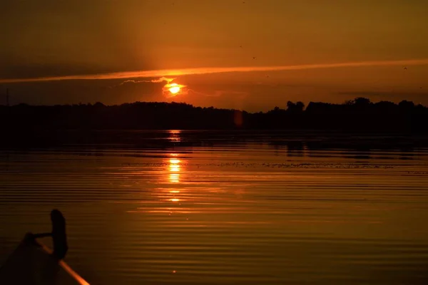 日没時には木々に囲まれた湖の空中風景 — ストック写真