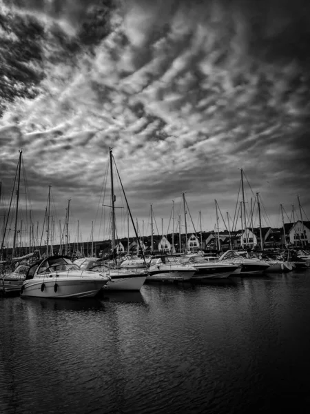 Függőleges Fekete Fehér Lövés Hajók Tranquil Harbor Rögzített Monokróm Fény — Stock Fotó