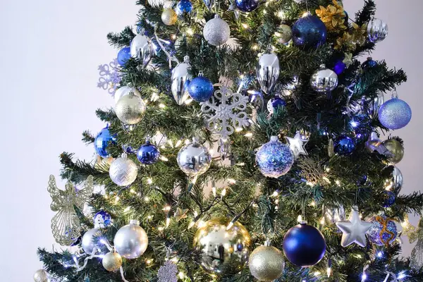 Tiro Horizontal Árvore Natal Com Azul — Fotografia de Stock