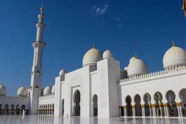 黄金のパターンを持つシェイク ザイド モスクの美しい景色 — ストック写真