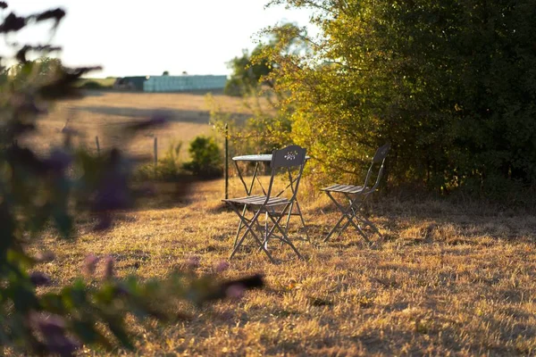 Endroit Confortable Dans Jardin Avec Une Table Deux Chaises Pour — Photo