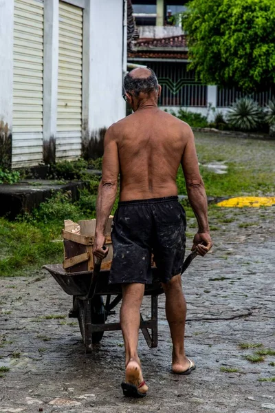 2018年8月31日 ブラジル バイーア州アラトゥイプの路上で車列に商品を運ぶ労働者の男性 — ストック写真