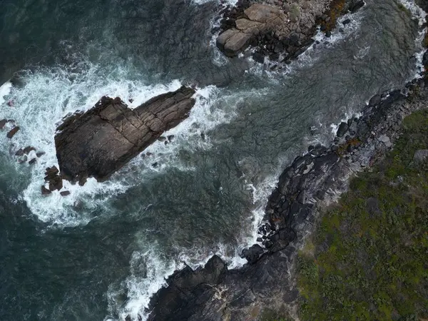 Eine Luftaufnahme Über Eine Felsige Küste Mit Meerwasser — Stockfoto