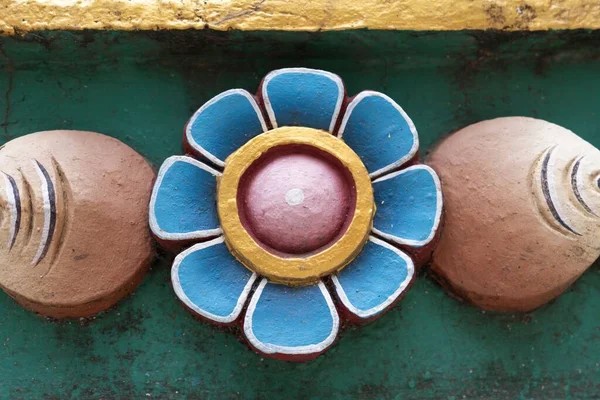 Крупный План Круглого Буддийского Цветочного Колеса Дхармы Золотисто Синих Красных — стоковое фото