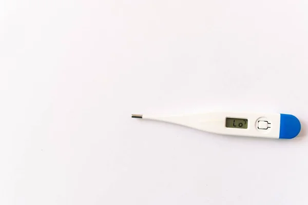 用白色隔离的温度计 发烧诊断和保健概念 — 图库照片