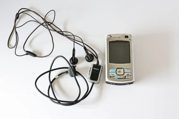 Vintage Nokia N70 Gsmumts Telefon Przewodowymi Słuchawkami Białej Powierzchni — Zdjęcie stockowe