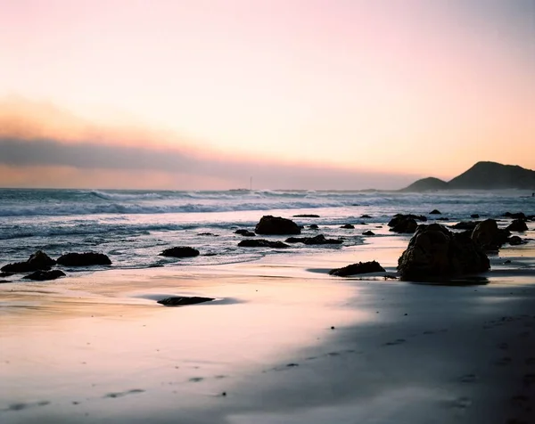 Vedere Frumoasă Plajei Cer Colorat Timpul Verii — Fotografie, imagine de stoc