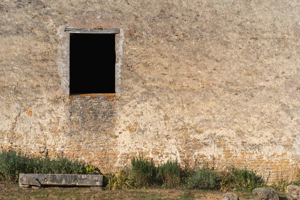 Заброшенные Кирпичные Здания Открытым Окном — стоковое фото