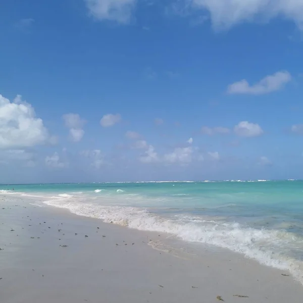 Прекрасный Вид Мягкие Океанские Волны Песчаном Пляже — стоковое фото