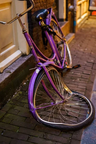 Una Bicicleta Púrpura Con Una Rueda Rota Calle Amsterdam — Foto de Stock