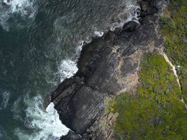 Een Luchtfoto Een Rotsachtige Kust Met Zeewater — Stockfoto