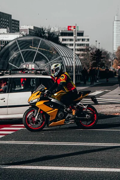 Pionowe Ujęcie Motocyklisty Żółtym Motocyklu Ulicy — Zdjęcie stockowe