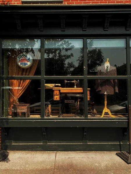 用缝纫机 书桌和西服从窗户看老式裁缝店的美丽景色 — 图库照片