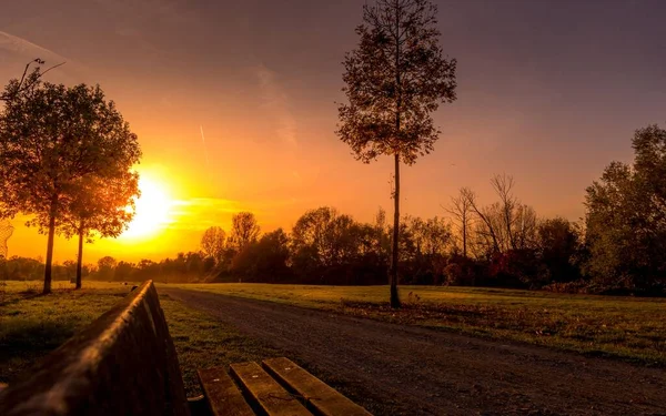Hermoso Paisaje Una Puesta Sol Sobre Parque Raunheim Alemania — Foto de Stock
