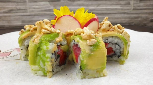 Großaufnahme Eines Üppigen Avocado Sushi Brötchens Serviert Einem Japanischen Restaurant — Stockfoto