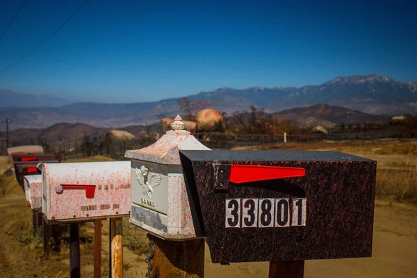 青い空の下の古い道端の郵便箱 — ストック写真