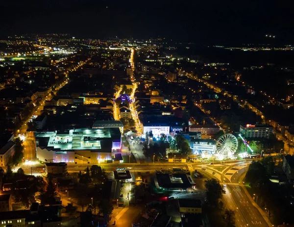 Uma Vista Aérea Ruas Edifícios Uma Cidade Iluminada Noite — Fotografia de Stock