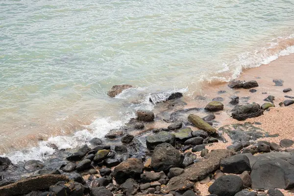 Detailní Pohled Skalnaté Pobřeží Klidnými Mořskými Vlnami — Stock fotografie