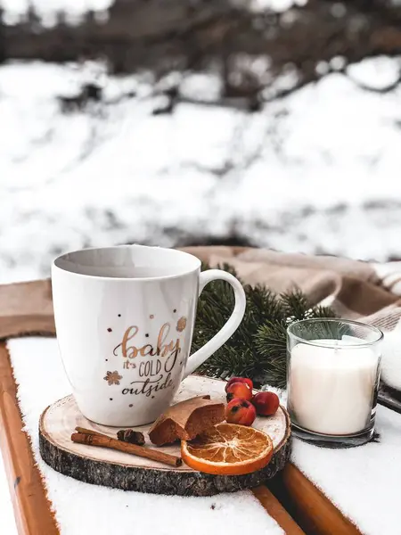 Прекрасный Вид Чай Свечи Снежным Фоном — стоковое фото