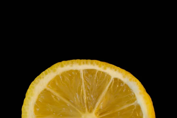 Siyah Arka Planda Izole Edilmiş Bir Limon Dilimine Yakın Plan — Stok fotoğraf